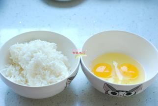 准备一大碗剩米饭，2颗鸡蛋打入碗中。大米饭最好用隔夜的剩饭，隔夜饭放进冰箱后，会蒸发掉一部分水分，更适合炒着吃，粒粒分明，口感更Q弹。