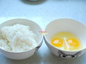 准备一大碗剩米饭，2颗鸡蛋打入碗中。大米饭最好用隔夜的剩饭，隔夜饭放进冰箱后，会蒸发掉一部分水分，更适合炒着吃，粒粒分明，口感更Q弹。