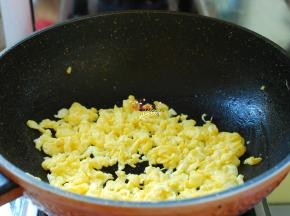 炒锅烧热倒油，鸡蛋内加入1勺料酒，适量盐，搅打均匀，油热后倒入锅内，翻炒成鸡蛋碎，不用盛出来拨到一旁待用。