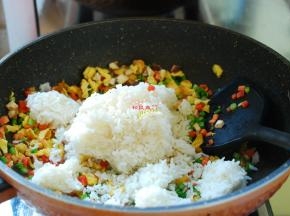 现在可以把剩米饭倒进锅里了。剩米饭在冰箱放一晚后，会变得有些干硬，没关系，不用特意去铲碎。