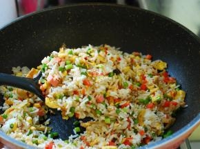 看看，一大碗看起来又干又硬、毫无食欲的剩米饭变成一锅新鲜美味的蛋炒饭，颜色丰富，米饭粒粒分明，看着好诱人吧？赶快来尝一口。
