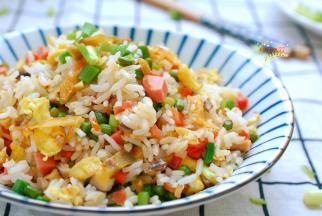 蛋炒饭谁都会，这样的蛋炒饭你可能没吃过，清香不腻，粒粒弹牙。吃这一盘，等于吃了8种食物，有营养味道好，孩子小肚吃得溜溜圆。