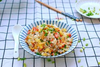 想要颗颗分明、粒粒弹牙、还得清香不腻的蛋炒饭，这么炒就对了，赶快试试吧！