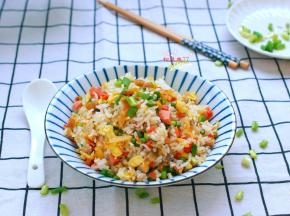 想要颗颗分明、粒粒弹牙、还得清香不腻的蛋炒饭，这么炒就对了，赶快试试吧！