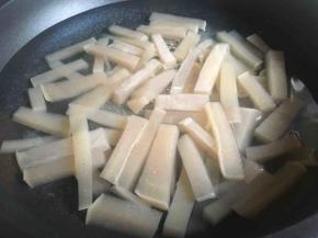 起锅放入适量清水，水开倒入魔芋，再次水开后焯水3分钟左右；