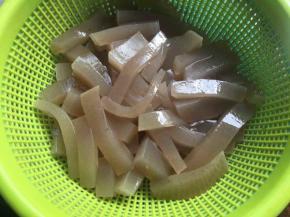 魔芋洗净切小条；