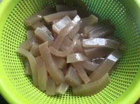 魔芋洗净切小条；