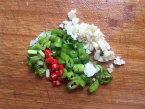 将大蒜、辣椒、香葱都切碎备用；