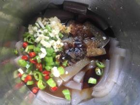 再放入少许盐、2勺醋、1勺生抽、1勺蚝油，1勺糖；