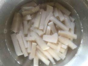 取出魔芋过凉水；