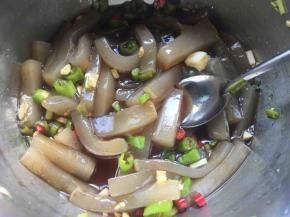 用勺子搅拌均匀；