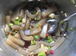 用勺子搅拌均匀；
