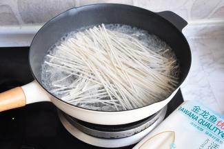 先煮一锅沸水，然后将空心挂面放入煮一分钟关火，盖上盖子略闷制。别看这个挂面比较粗，但因为它是空心的，吸水性非常好，不用煮太久，喜欢筋道的，锅开后略煮即关火盖盖焖一会，开盖面条即没有硬芯变软，火候刚刚好。且汤不浑，面不坨不断，非常的棒。