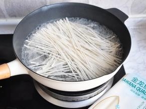 先煮一锅沸水，然后将空心挂面放入煮一分钟关火，盖上盖子略闷制。别看这个挂面比较粗，但因为它是空心的，吸水性非常好，不用煮太久，喜欢筋道的，锅开后略煮即关火盖盖焖一会，开盖面条即没有硬芯变软，火候刚刚好。且汤不浑，面不坨不断，非常的棒。