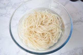 将煮好的面条捞出盛入冷水中过一下水，即捞出备用。这样做，面的口感更滑爽一些，且能保持筋道的口感。