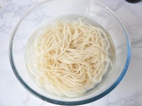 将煮好的面条捞出盛入冷水中过一下水，即捞出备用。这样做，面的口感更滑爽一些，且能保持筋道的口感。