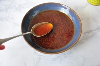 用勺子搅匀，尝一下味道。这个汤要酸一点，辣一点，咸淡还得适合自已的口味，您根据自已的喜好调整一下。胡椒粉、花椒粉都要放，它们具有不同的味道，芝麻油也必不可少，鸡精您如果介意的话，可以省略。