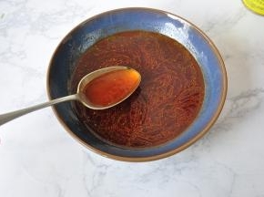 用勺子搅匀，尝一下味道。这个汤要酸一点，辣一点，咸淡还得适合自已的口味，您根据自已的喜好调整一下。胡椒粉、花椒粉都要放，它们具有不同的味道，芝麻油也必不可少，鸡精您如果介意的话，可以省略。