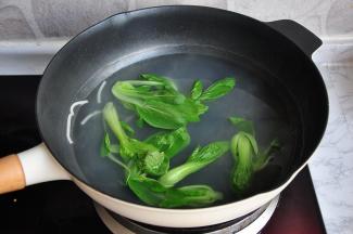 将洗好的油菜对切，放在煮面的锅中略烫一下即可。面汤有余温，因为菜嫩，所以略烫即可。您也可以在煮面关火时放进去一起焖一下。我喜欢青菜爽脆的口感，所以是后放的