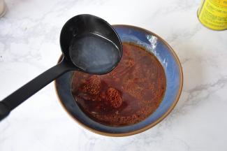 接下来，我们要快束的调一个汤汁了。在煮面时，就提前把调味料放在一起，然后面条关火时，取几勺热面汤，浇到调料碗中。调味料一定要提前放在碗中，这样才能快速完成调味，以免时间过久品尝不到面条的最佳口感。