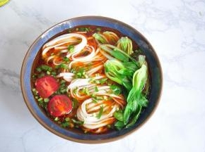 接下来，是最后一步，将面条捞碗中，摆上油菜，再撒上点葱花和香菜末，就可以开动了！