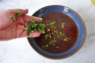 最后，在汤汁中撒上葱末香菜末。如果不喜欢其中的一种，可以不放，但是两种总要放一种提味，切记。