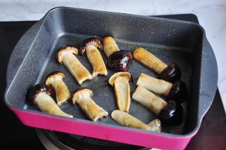 锅中放适量油，油要比平时炒菜多，把松茸放进去慢火煎制。煎到松茸微微变软。