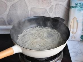将空心挂面放进沸水中煮软。别看这个挂面较粗，但因为它是空心的，所以吸水性非常强，且煮起来不浑汤，非常的筋道，因为面条是经过发酵而制成，更易于人体的消化和吸收，所以吃起来更健康。