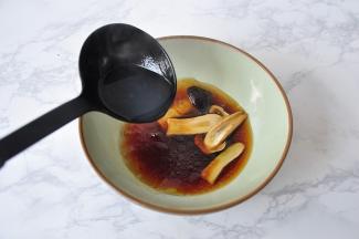 面条煮到没有白芯即关火，取一个大碗，里面放上煎过松茸的油，然后再加入一大勺酱油，最后加入几勺煮面条的汤汁，放入一半的煎松茸。尝一下汤汁的味道，如果感到味道淡，即可再加一点酱油。酱油不要放老抽哦，放生抽或者鲜味酱油都行。