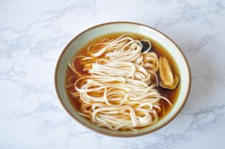 将面条捞到碗中，注意，汤汁要没过面条，因为面条还要吸收汤汁，在汤汁中捞面吃，味道更好。