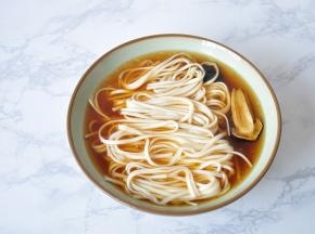 将面条捞到碗中，注意，汤汁要没过面条，因为面条还要吸收汤汁，在汤汁中捞面吃，味道更好。