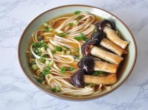 再将剩下的松茸摆上，撒上香葱花即可