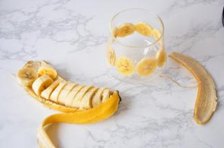 先将香蕉分两部分，一部切成薄薄的一片，另一部分也切成略粗的片。