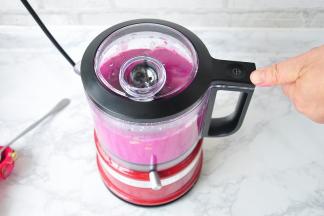 这个机器是手工点动，长按就可以持续搅打，如果一下一下的按就是点按，其实无需虑用什么档按多长时间，只几秒钟，思慕雪的液体部分就搅打好了。