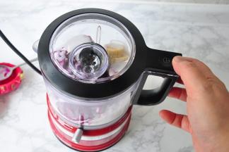 拧好盖子后，开始按钮启动机器。