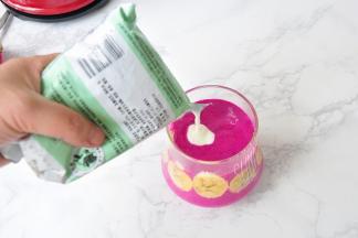 最后，如果杯子不满，我们还可以再在上面加点酸奶，您还可以加点其它装饰，更漂亮。