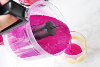 将装液体的杯子清洗干净，把切成薄片的香蕉逐片贴到杯壁上去，然后将打好的液体缓缓倒进杯中。火龙果的果籽没有完全打碎，没有关系。它的种子小小的，具有促进胃肠消化的作用，您可以放心喝进肚子中。