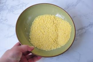 首先把小米提前浸泡，我大约泡了4个小时左右，现在天气炎热，建议大家放在冰箱中泡，泡到小米膨胀即可。使用时将泡好的小米沥水。