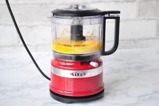 将鸡蛋的蛋白和蛋黄分离。蛋白单独装在一个盆中，要要保证无油无水，以免在蛋白打发时失败，蛋黄直接打入KitcherAid料理机中，与浸泡沥过水的小米放在一起。