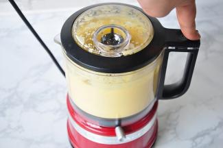 启动KitcherAid料理机，我们可以用点按的方式，大约一分钟左右，即可搅打成细腻的小米蛋黄糊。