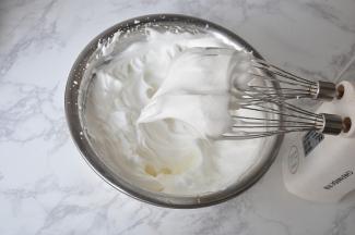 蛋白加入一点点盐和柠檬汁，用打蛋器打出鱼眼泡，然后先加入20克的细砂糖搅打至细腻洁白，然后再倒入剩下的细砂糖继续搅打至提起打蛋器能看到尖尖的小弯角。