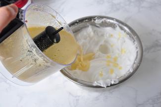 将小米蛋黄糊分三次加入蛋白中，一定要注意切拌的手法