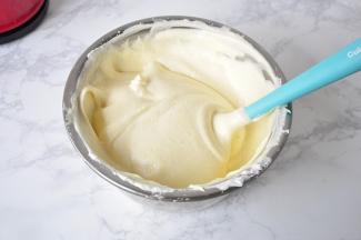 不能划圈，要用切拌的手法把面糊拌均匀，以免消泡。