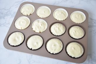 将蛋糊倒入模具中，这一步应该撒上蔓越莓，我给忘记了。如果把蔓越莓在上一步拌蛋糊时也可以