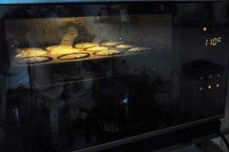 将模具放入蒸箱，我用的是110度，蒸30分钟。无论是用蒸锅还是蒸箱，一定要保证里面的水量充足，以免干锅。