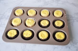 蒸好后的蛋糕不要着急取出来，再焖3-5分钟，使蒸锅蒸箱中的温度变低，再开盖，这样做可以防止内外温差大而导致的快速回缩塌陷。