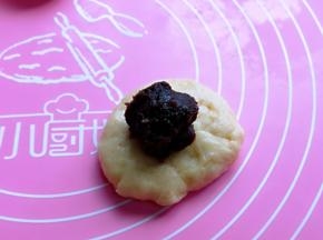 取一块面团，擀面杖擀成圆饼，加入豆沙馅。(豆沙馅的量可以根据个人喜欢添加）