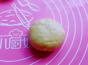 如包子手法包起来，收口捏紧，朝下，用掌心轻轻按扁。