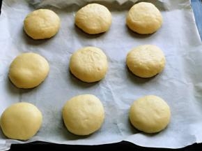 依次做完，放在垫好油纸的烤盘中，并间隔距离。