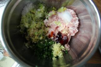 放入干净盆中，放入肉末，葱末，姜末，盐、糖、料酒、生抽、鸡精、玉米油，用筷子顺一个方向搅拌均匀。